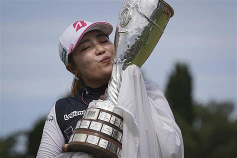 宮里藍さんがメジャー初vの古江彩佳を祝福 フランス・エビアンは米ツアー初優勝した思い出の地 米国女子ゴルフ写真ニュース 日刊スポーツ