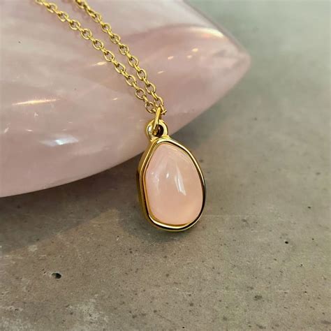 Simple Rose Quartz Pendant Necklace Gold 18k Asana