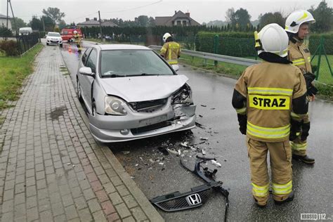 Chlebna Zderzenie volkswagena i hondy na łuku drogi