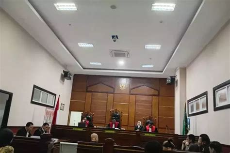 hendra lie divonis   penjara  kasus pencemaran nama baik