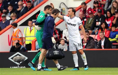 Fabianski injury blow for Hammers | FourFourTwo