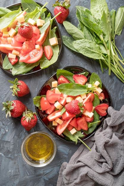 Vista superior saborosa salada frutas e legumes Foto Grátis