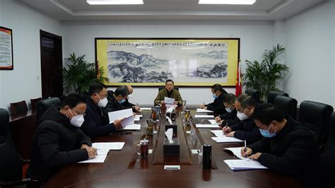 校党委理论学习中心组举行专题学习会