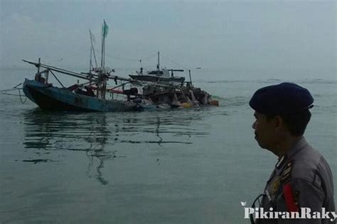 Cuaca Buruk Tenggelamkan Kapal Nelayan