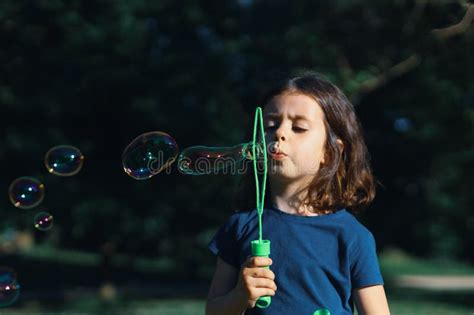 Portrait Dune Belle Fille Caucasienne Soufflant Des Bulles De Savon