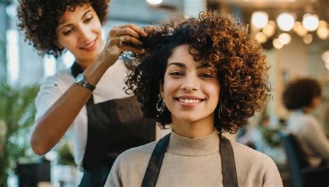 Comment boucler des cheveux courts de manière permanente