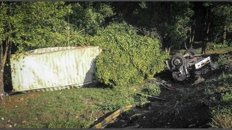 Ngeri Tabrakan Beruntun Di Tol Cipularang Truk Muatan Tisu Terperosok