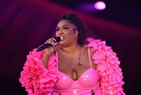 Lizzo La Denuncia Per Molestie Sessuali E Discriminazioni Radio Deejay