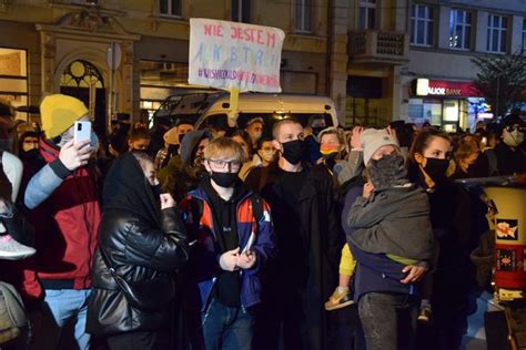 Protest Kobiet W Katowicach T Umy Strajkuj Przeciwko Zakazowi Aborcji