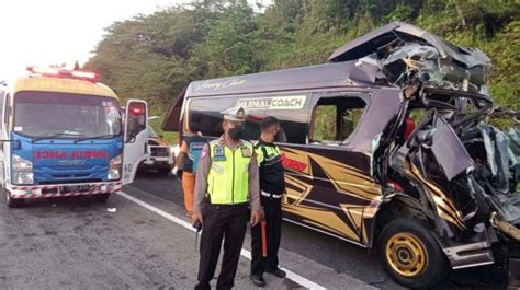 Kondisi Mobil Rombongan Guru SMP Yang Alami Kecelakaan Di Tol Semarang