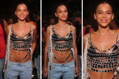 calça jeans e top Bruna Marquezine curte o 3º dia de Carnaval em