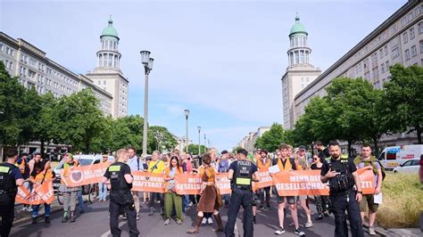 Klimaschutzgruppe Protestmarsch Der Letzten Generation In Berlin