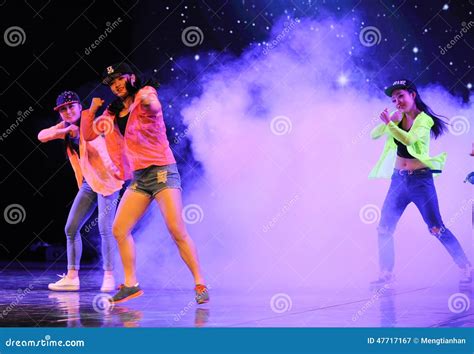 Baile Del Hip hop En La Danza Del Campus Del Humo Fotografía editorial