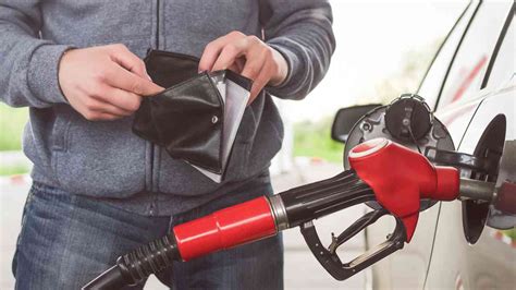 Benzina giù ma diesel alle stelle ecco perché il gasolio costa una