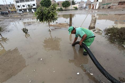 R O Surco Se Desborda E Inunda Varias Viviendas En Chorrillos Galer A