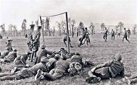 Futebol uma história para contar FUTEBOL NA GUERRA