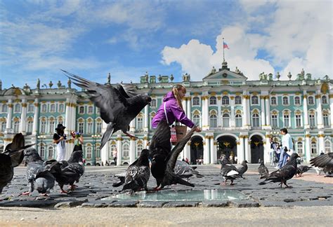 Niña juega en la Plaza del Palacio de San Petersburgo Russia Beyond ES