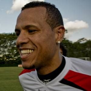 Luis Fabiano tem cirurgia bem sucedida mas deve ficar internado até o