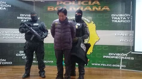 Policía aprehende a falsificador de títulos con 100 sellos truchos de