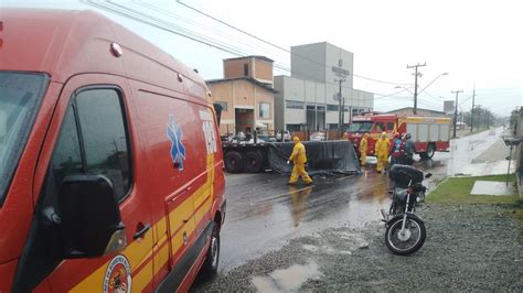 Duas pessoas morrem em acidente entre moto e caminhão em Araquari