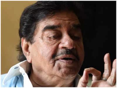 Shatrughan Sinha Reveals How He Got The Facial Scar Hindi Movie News