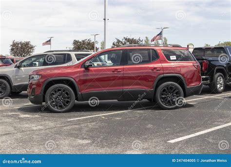 Gmc Acadia Suv Display At A Dealership Gmc Offers The Terrain In Sle