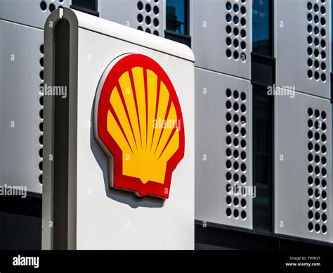 Shell Uk Logo Hi Res Stock Photography And Images Alamy