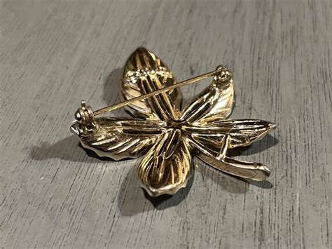 Maple Leaf Brooch Signed Sarah Coventry Silver Tone Gem