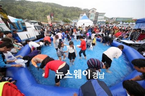 사천시 삼천포항 수산물축제 대표 먹거리 축제로 자리매김 뉴스웨이