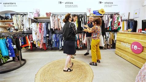 Cáritas abre en Cádiz Moda Re la tienda de ropa reciclada que