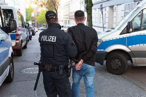 Clans In Essen Bedrohen Polizisten Und Beh Rden Wir Wissen Wer Du