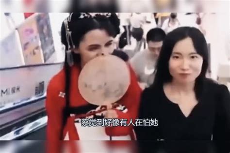 地铁站看到的法国美女，手放下的那一刻，我承认我沦陷了！