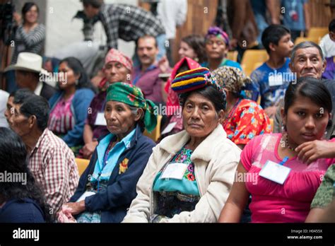 Indígenas mayas en la sala de audiencias para el ex dictador