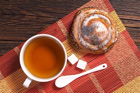 Taza De T Y Bollo Sabroso Con Semillas De Amapola En La Vista Superior