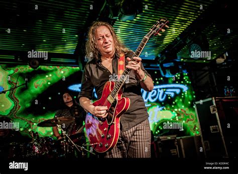 Blues Guitar Legend Walter Trout Live In London Stock Photo Alamy