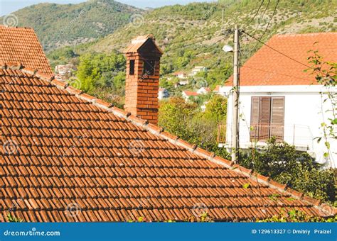 Telhado Da Casa As Telhas Da Argila Vermelha Imagem De Stock