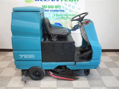 Reconditioned used Tennant 7100 Rider Riding floor scrubber cleaner machine