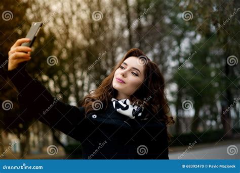 Piękna Młoda Kobieta Robi Selfie W Parku Zdjęcie Stock Obraz Złożonej