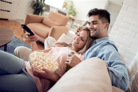 Pareja Viendo La Televisi N Y Comiendo Palomitas De Ma Z Foto Premium