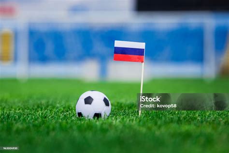 Bendera Rusia Dan Bola Sepak Bola Di Rumput Hijau Foto Ruang Foto Foto