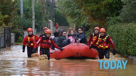 Maltempo Pioggia E Allagamenti In Toscana Liguria E Veneto