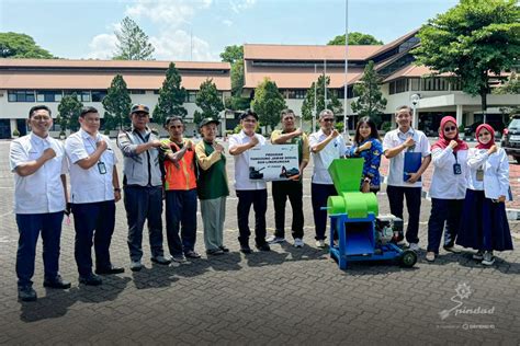 PT Pindad Persero TJSL Pindad Serahkan Bantuan Mesin Bubur Sampah