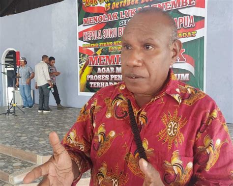 Lukas Enembe Dikukuhkan Sebagai Kepala Suku Besar Papua Tokoh Adat