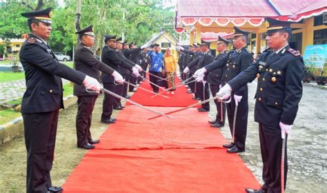 Tradisi Pedang Pora Iringi Upacara Pelepasan Purna Bhakti Personil