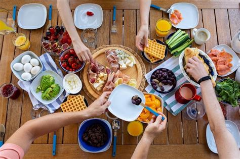 Día de la familia en la mesa tarde en familia cena con seres queridos