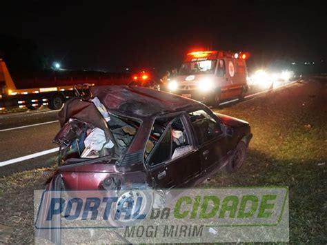 Mercedes fica destruída após colidir na traseira de um Monza