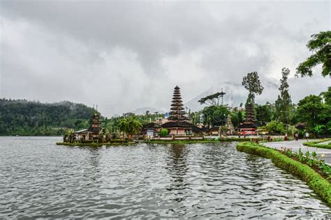 Pura Ulun Danu Bratan, Hindu Temple Stock Image - Image of bratan ...