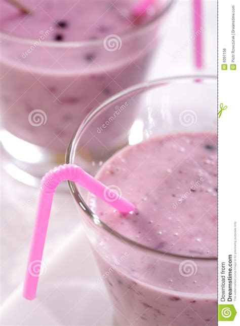 Smoothies Frescos De La Baya Con Leche Foto De Archivo Imagen De