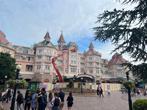 Photos Construction Progresses On The Disneyland Hotels Royal