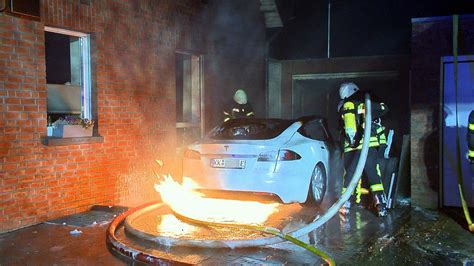 Nettetal Polizei Ermittelt Beim Tesla Brand Jetzt Wegen Brandstiftung